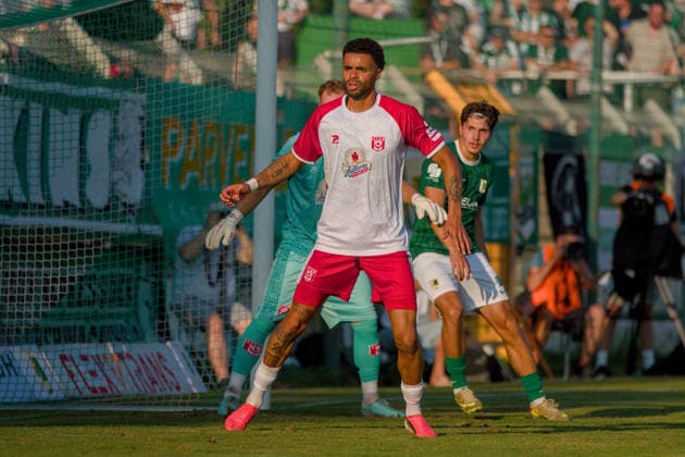 05.08.2026 Fußball Herren 2026 2027 Regionalliga Nordost 3. Spieltag BSG Chemie Leipzig - Hallescher FC Alfred-Kunze-Sportpark Leipzig Stanley Ratifo (Halle, 30, weiß) in Erwartung einer Ecke. Leipzig Sachsen Deutschland *** August 5, 2026 Men s Soccer 2026–2027 Northeast Regional League, Matchday 3 BSG Chemie Leipzig vs. Hallescher FC Alfred Kunze Sportpark, Leipzig Stanley Ratifo Halle, 30, in white, waiting for a corner kick Leipzig, Saxony, Germany
