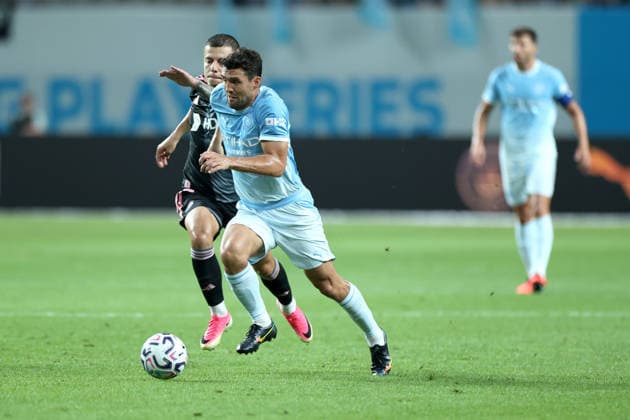 Manchester City FC face K League All-Stars in pre-season friendly in South Korea Mateo Kovacic (R) of Manchester City FC in action against Mateus (L) of Team K League during a pre-season friendly soccer match between Manchester City FC and Team K League at Seoul World Cup Stadium in Seoul, South Korea, on August 05, 2026. Seoul South Korea  Copyright: xMatrixxImages JungxUi-Chelx