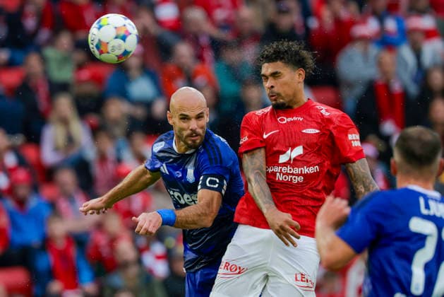 UEFA Conference Leauge 2026: Brann - Apollon Limassol Bergen 20260805. Apollon Limassol Giorgios Malekkides i duell med Branns Noah Jean Emmanuel Holm i UEFA Conference Leauge-kampen i fotball mellom SK Brann og Apollon Limassol pa Brann stadion. Foto: Paul S. Amundsen NTB Bergen Norge EDITORIAL USE ONLY. RESTRICTED USE FOR BETTING COMPANIES Ref:_SPOmzLhtS6wemU.jpg *** UEFA Conference League 2026 Brann Apollon Limassol Bergen 20260805 Apollon Limassol s Giorgios Malekkides in a duel with Brann s Noah Jean Emmanuel Holm during the UEFA Conference League soccer match between SK Brann and Apollon Limassol at Brann Stadium. Photo by Paul S. Amundsen, NTB, Bergen, Norway. EDITORIAL USE ONLY. RESTRICTED USE FOR BETTING COMPANIES  Copyright: xPaulxS.xAmundsenx xNTBx