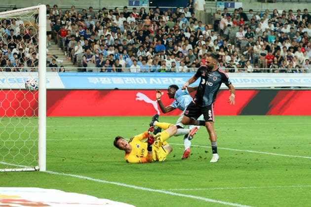 Manchester City FC face K League All-Stars in pre-season friendly in South Korea Divin Mubama (C) of Manchester City FC scores a goal during the pre-season friendly soccer match between Manchester City FC and Team K League at Seoul World Cup Stadium in Seoul, South Korea, on August 05, 2026. Seoul South Korea  Copyright: xMatrixxImages JungxUi-Chelx