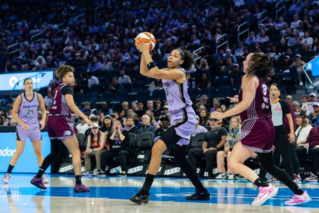 SAN FRANCISCO, CA - AUGUST 04: Janelle Salaun 13 of the Golden State Valkyries controls the ball during a WNBA, Basketball Damen, USA game against the Toronto Tempo on August 4, 2026 at Chase Center in San Francisco, CA. (Photo by Matthew Huang Icon Sportswire) WNBA: AUG 04 Toronto Tempo at Golden State Valkyries EDITORIAL USE ONLY Icon260804048
