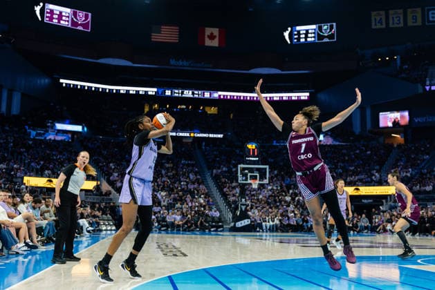 SAN FRANCISCO, CA - AUGUST 04: Tiffany Hayes 15 of the Golden State Valkyries attempts a three against Kiki Rice 1 of the Toronto Tempo during a WNBA, Basketball Damen, USA game on August 4, 2026 at Chase Center in San Francisco, CA. (Photo by Matthew Huang Icon Sportswire) WNBA: AUG 04 Toronto Tempo at Golden State Valkyries EDITORIAL USE ONLY Icon260804051