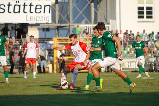 Leipzig - Ausverkauftes Derby unter hohen Sicherheitsvorkehrungen: Chemie Leipzig empfängt den Halleschen FC Die BSG Chemie Leipzig empfängt am Mittwochabend den Halleschen FC zum Mitteldeutschen Derby in der Regionalliga Nordost. Das Spiel im Alfred-Kunze-Sportpark ist mit 4.999 Zuschauern ausverkauft, der Anstoß erfolgt um 19 Uhr. Bereits vor dem Spiel werden umfangreiche Sicherheitsmaßnahmen umgesetzt, da die Begegnung als Hochsicherheitsspiel der Kategorie 1 eingestuft wurde. Die Polizeidirektion Leipzig wird dabei von Kräften der sächsischen Bereitschaftspolizei, des Polizeipräsidiums für Service und IT, Einsatzkräften aus Sachsen-Anhalt sowie der Bundespolizei unterstützt. Zudem stehen ein Sensocopter zur luftgestützten Lagebeobachtung und eine Wasserwerferstaffel bereit. Ein Schwerpunkt des Einsatzes liegt auf der konsequenten Trennung der Fanlager sowie der Sicherung der An- und Abreise. Leipzig Sachsen Deutschland *** Leipzig: Sold-Out Derby Under Tight Security Measures; Chemie Leipzig Hosts Halleschen FC On Wednesday evening, BSG Chemie Leipzig will host Halleschen FC for the Central German Derby in the Northeast Regional League. The match at Alfred Kunze Sportpark is sold out with 4,999 spectators, with kickoff scheduled for 7 p.m. Extensive security measures are already being implemented ahead of the match, as the game has been classified as a Category 1 high-security match. The Leipzig Police Department is being supported by units from the Saxon riot police, the Police Headquarters for Service and IT, response teams from Saxony-Anhalt, and the Federal Police. Additionally, a Sensocopter for aerial surveillance and a water cannon unit are on standby. A key focus of the operation is the strict separation of the fan sections as well as ensuring safe travel to and from the venue. Leipzig, Saxony, Germany Copyright: xEHLxMedia BjörnxStachx 20260805_regionalliga-chemie-hfc_17