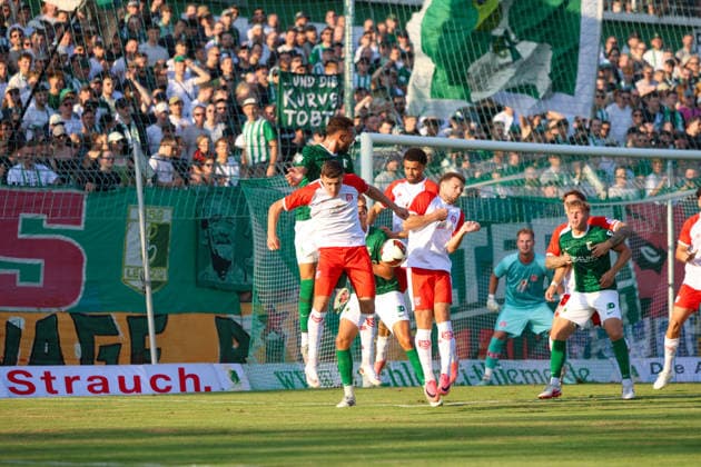 Leipzig - Ausverkauftes Derby unter hohen Sicherheitsvorkehrungen: Chemie Leipzig empfängt den Halleschen FC Die BSG Chemie Leipzig empfängt am Mittwochabend den Halleschen FC zum Mitteldeutschen Derby in der Regionalliga Nordost. Das Spiel im Alfred-Kunze-Sportpark ist mit 4.999 Zuschauern ausverkauft, der Anstoß erfolgt um 19 Uhr. Bereits vor dem Spiel werden umfangreiche Sicherheitsmaßnahmen umgesetzt, da die Begegnung als Hochsicherheitsspiel der Kategorie 1 eingestuft wurde. Die Polizeidirektion Leipzig wird dabei von Kräften der sächsischen Bereitschaftspolizei, des Polizeipräsidiums für Service und IT, Einsatzkräften aus Sachsen-Anhalt sowie der Bundespolizei unterstützt. Zudem stehen ein Sensocopter zur luftgestützten Lagebeobachtung und eine Wasserwerferstaffel bereit. Ein Schwerpunkt des Einsatzes liegt auf der konsequenten Trennung der Fanlager sowie der Sicherung der An- und Abreise. Leipzig Sachsen Deutschland *** Leipzig: Sold-Out Derby Under Tight Security Measures; Chemie Leipzig Hosts Halleschen FC On Wednesday evening, BSG Chemie Leipzig will host Halleschen FC for the Central German Derby in the Northeast Regional League. The match at Alfred Kunze Sportpark is sold out with 4,999 spectators, with kickoff scheduled for 7 p.m. Extensive security measures are already being implemented ahead of the match, as the game has been classified as a Category 1 high-security match. The Leipzig Police Department is being supported by units from the Saxon riot police, the Police Headquarters for Service and IT, response teams from Saxony-Anhalt, and the Federal Police. Additionally, a Sensocopter for aerial surveillance and a water cannon unit are on standby. A key focus of the operation is the strict separation of the fan sections as well as ensuring safe travel to and from the venue. Leipzig, Saxony, Germany Copyright: xEHLxMedia BjörnxStachx 20260805_regionalliga-chemie-hfc_18