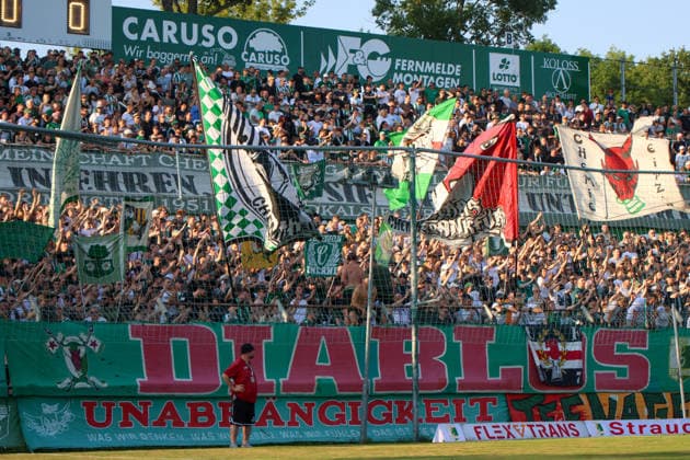 Leipzig - Ausverkauftes Derby unter hohen Sicherheitsvorkehrungen: Chemie Leipzig empfängt den Halleschen FC Die BSG Chemie Leipzig empfängt am Mittwochabend den Halleschen FC zum Mitteldeutschen Derby in der Regionalliga Nordost. Das Spiel im Alfred-Kunze-Sportpark ist mit 4.999 Zuschauern ausverkauft, der Anstoß erfolgt um 19 Uhr. Bereits vor dem Spiel werden umfangreiche Sicherheitsmaßnahmen umgesetzt, da die Begegnung als Hochsicherheitsspiel der Kategorie 1 eingestuft wurde. Die Polizeidirektion Leipzig wird dabei von Kräften der sächsischen Bereitschaftspolizei, des Polizeipräsidiums für Service und IT, Einsatzkräften aus Sachsen-Anhalt sowie der Bundespolizei unterstützt. Zudem stehen ein Sensocopter zur luftgestützten Lagebeobachtung und eine Wasserwerferstaffel bereit. Ein Schwerpunkt des Einsatzes liegt auf der konsequenten Trennung der Fanlager sowie der Sicherung der An- und Abreise. Leipzig Sachsen Deutschland *** Leipzig: Sold-Out Derby Under Tight Security Measures; Chemie Leipzig Hosts Halleschen FC On Wednesday evening, BSG Chemie Leipzig will host Halleschen FC for the Central German Derby in the Northeast Regional League. The match at Alfred Kunze Sportpark is sold out with 4,999 spectators, with kickoff scheduled for 7 p.m. Extensive security measures are already being implemented ahead of the match, as the game has been classified as a Category 1 high-security match. The Leipzig Police Department is being supported by units from the Saxon riot police, the Police Headquarters for Service and IT, response teams from Saxony-Anhalt, and the Federal Police. Additionally, a Sensocopter for aerial surveillance and a water cannon unit are on standby. A key focus of the operation is the strict separation of the fan sections as well as ensuring safe travel to and from the venue. Leipzig, Saxony, Germany Copyright: xEHLxMedia BjörnxStachx 20260805_regionalliga-chemie-hfc_19