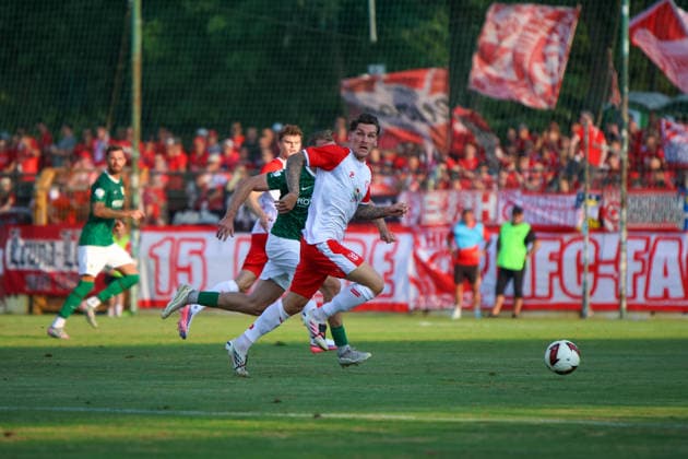 Leipzig - Ausverkauftes Derby unter hohen Sicherheitsvorkehrungen: Chemie Leipzig empfängt den Halleschen FC Die BSG Chemie Leipzig empfängt am Mittwochabend den Halleschen FC zum Mitteldeutschen Derby in der Regionalliga Nordost. Das Spiel im Alfred-Kunze-Sportpark ist mit 4.999 Zuschauern ausverkauft, der Anstoß erfolgt um 19 Uhr. Bereits vor dem Spiel werden umfangreiche Sicherheitsmaßnahmen umgesetzt, da die Begegnung als Hochsicherheitsspiel der Kategorie 1 eingestuft wurde. Die Polizeidirektion Leipzig wird dabei von Kräften der sächsischen Bereitschaftspolizei, des Polizeipräsidiums für Service und IT, Einsatzkräften aus Sachsen-Anhalt sowie der Bundespolizei unterstützt. Zudem stehen ein Sensocopter zur luftgestützten Lagebeobachtung und eine Wasserwerferstaffel bereit. Ein Schwerpunkt des Einsatzes liegt auf der konsequenten Trennung der Fanlager sowie der Sicherung der An- und Abreise. Leipzig Sachsen Deutschland *** Leipzig: Sold-Out Derby Under Tight Security Measures; Chemie Leipzig Hosts Halleschen FC On Wednesday evening, BSG Chemie Leipzig will host Halleschen FC for the Central German Derby in the Northeast Regional League. The match at Alfred Kunze Sportpark is sold out with 4,999 spectators, with kickoff scheduled for 7 p.m. Extensive security measures are already being implemented ahead of the match, as the game has been classified as a Category 1 high-security match. The Leipzig Police Department is being supported by units from the Saxon riot police, the Police Headquarters for Service and IT, response teams from Saxony-Anhalt, and the Federal Police. Additionally, a Sensocopter for aerial surveillance and a water cannon unit are on standby. A key focus of the operation is the strict separation of the fan sections as well as ensuring safe travel to and from the venue. Leipzig, Saxony, Germany Copyright: xEHLxMedia BjörnxStachx 20260805_regionalliga-chemie-hfc_23