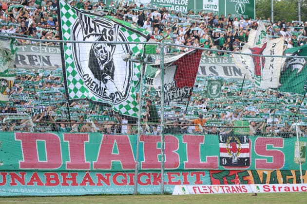 Leipzig - Ausverkauftes Derby unter hohen Sicherheitsvorkehrungen: Chemie Leipzig empfängt den Halleschen FC Die BSG Chemie Leipzig empfängt am Mittwochabend den Halleschen FC zum Mitteldeutschen Derby in der Regionalliga Nordost. Das Spiel im Alfred-Kunze-Sportpark ist mit 4.999 Zuschauern ausverkauft, der Anstoß erfolgt um 19 Uhr. Bereits vor dem Spiel werden umfangreiche Sicherheitsmaßnahmen umgesetzt, da die Begegnung als Hochsicherheitsspiel der Kategorie 1 eingestuft wurde. Die Polizeidirektion Leipzig wird dabei von Kräften der sächsischen Bereitschaftspolizei, des Polizeipräsidiums für Service und IT, Einsatzkräften aus Sachsen-Anhalt sowie der Bundespolizei unterstützt. Zudem stehen ein Sensocopter zur luftgestützten Lagebeobachtung und eine Wasserwerferstaffel bereit. Ein Schwerpunkt des Einsatzes liegt auf der konsequenten Trennung der Fanlager sowie der Sicherung der An- und Abreise. Leipzig Sachsen Deutschland *** Leipzig: Sold-Out Derby Under Tight Security Measures; Chemie Leipzig Hosts Halleschen FC On Wednesday evening, BSG Chemie Leipzig will host Halleschen FC for the Central German Derby in the Northeast Regional League. The match at Alfred Kunze Sportpark is sold out with 4,999 spectators, with kickoff scheduled for 7 p.m. Extensive security measures are already being implemented ahead of the match, as the game has been classified as a Category 1 high-security match. The Leipzig Police Department is being supported by units from the Saxon riot police, the Police Headquarters for Service and IT, response teams from Saxony-Anhalt, and the Federal Police. Additionally, a Sensocopter for aerial surveillance and a water cannon unit are on standby. A key focus of the operation is the strict separation of the fan sections as well as ensuring safe travel to and from the venue. Leipzig, Saxony, Germany Copyright: xEHLxMedia BjörnxStachx 20260805_regionalliga-chemie-hfc_27