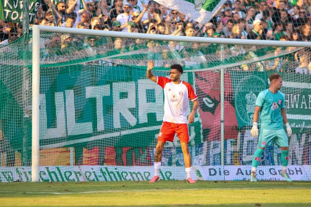 Leipzig - Ausverkauftes Derby unter hohen Sicherheitsvorkehrungen: Chemie Leipzig empfängt den Halleschen FC Die BSG Chemie Leipzig empfängt am Mittwochabend den Halleschen FC zum Mitteldeutschen Derby in der Regionalliga Nordost. Das Spiel im Alfred-Kunze-Sportpark ist mit 4.999 Zuschauern ausverkauft, der Anstoß erfolgt um 19 Uhr. Bereits vor dem Spiel werden umfangreiche Sicherheitsmaßnahmen umgesetzt, da die Begegnung als Hochsicherheitsspiel der Kategorie 1 eingestuft wurde. Die Polizeidirektion Leipzig wird dabei von Kräften der sächsischen Bereitschaftspolizei, des Polizeipräsidiums für Service und IT, Einsatzkräften aus Sachsen-Anhalt sowie der Bundespolizei unterstützt. Zudem stehen ein Sensocopter zur luftgestützten Lagebeobachtung und eine Wasserwerferstaffel bereit. Ein Schwerpunkt des Einsatzes liegt auf der konsequenten Trennung der Fanlager sowie der Sicherung der An- und Abreise. Leipzig Sachsen Deutschland *** Leipzig: Sold-Out Derby Under Tight Security Measures; Chemie Leipzig Hosts Halleschen FC On Wednesday evening, BSG Chemie Leipzig will host Halleschen FC for the Central German Derby in the Northeast Regional League. The match at Alfred Kunze Sportpark is sold out with 4,999 spectators, with kickoff scheduled for 7 p.m. Extensive security measures are already being implemented ahead of the match, as the game has been classified as a Category 1 high-security match. The Leipzig Police Department is being supported by units from the Saxon riot police, the Police Headquarters for Service and IT, response teams from Saxony-Anhalt, and the Federal Police. Additionally, a Sensocopter for aerial surveillance and a water cannon unit are on standby. A key focus of the operation is the strict separation of the fan sections as well as ensuring safe travel to and from the venue. Leipzig, Saxony, Germany Copyright: xEHLxMedia BjörnxStachx 20260805_regionalliga-chemie-hfc_30