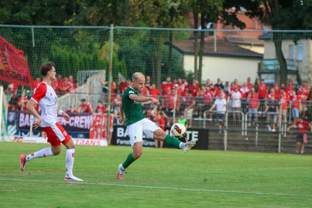 Leipzig - Ausverkauftes Derby unter hohen Sicherheitsvorkehrungen: Chemie Leipzig empfängt den Halleschen FC Die BSG Chemie Leipzig empfängt am Mittwochabend den Halleschen FC zum Mitteldeutschen Derby in der Regionalliga Nordost. Das Spiel im Alfred-Kunze-Sportpark ist mit 4.999 Zuschauern ausverkauft, der Anstoß erfolgt um 19 Uhr. Bereits vor dem Spiel werden umfangreiche Sicherheitsmaßnahmen umgesetzt, da die Begegnung als Hochsicherheitsspiel der Kategorie 1 eingestuft wurde. Die Polizeidirektion Leipzig wird dabei von Kräften der sächsischen Bereitschaftspolizei, des Polizeipräsidiums für Service und IT, Einsatzkräften aus Sachsen-Anhalt sowie der Bundespolizei unterstützt. Zudem stehen ein Sensocopter zur luftgestützten Lagebeobachtung und eine Wasserwerferstaffel bereit. Ein Schwerpunkt des Einsatzes liegt auf der konsequenten Trennung der Fanlager sowie der Sicherung der An- und Abreise. Leipzig Sachsen Deutschland *** Leipzig: Sold-Out Derby Under Tight Security Measures; Chemie Leipzig Hosts Halleschen FC On Wednesday evening, BSG Chemie Leipzig will host Halleschen FC for the Central German Derby in the Northeast Regional League. The match at Alfred Kunze Sportpark is sold out with 4,999 spectators, with kickoff scheduled for 7 p.m. Extensive security measures are already being implemented ahead of the match, as the game has been classified as a Category 1 high-security match. The Leipzig Police Department is being supported by units from the Saxon riot police, the Police Headquarters for Service and IT, response teams from Saxony-Anhalt, and the Federal Police. Additionally, a Sensocopter for aerial surveillance and a water cannon unit are on standby. A key focus of the operation is the strict separation of the fan sections as well as ensuring safe travel to and from the venue. Leipzig, Saxony, Germany Copyright: xEHLxMedia BjörnxStachx 20260805_regionalliga-chemie-hfc_32