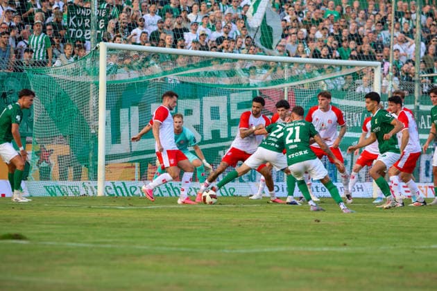 Leipzig - Ausverkauftes Derby unter hohen Sicherheitsvorkehrungen: Chemie Leipzig empfängt den Halleschen FC Die BSG Chemie Leipzig empfängt am Mittwochabend den Halleschen FC zum Mitteldeutschen Derby in der Regionalliga Nordost. Das Spiel im Alfred-Kunze-Sportpark ist mit 4.999 Zuschauern ausverkauft, der Anstoß erfolgt um 19 Uhr. Bereits vor dem Spiel werden umfangreiche Sicherheitsmaßnahmen umgesetzt, da die Begegnung als Hochsicherheitsspiel der Kategorie 1 eingestuft wurde. Die Polizeidirektion Leipzig wird dabei von Kräften der sächsischen Bereitschaftspolizei, des Polizeipräsidiums für Service und IT, Einsatzkräften aus Sachsen-Anhalt sowie der Bundespolizei unterstützt. Zudem stehen ein Sensocopter zur luftgestützten Lagebeobachtung und eine Wasserwerferstaffel bereit. Ein Schwerpunkt des Einsatzes liegt auf der konsequenten Trennung der Fanlager sowie der Sicherung der An- und Abreise. Leipzig Sachsen Deutschland *** Leipzig: Sold-Out Derby Under Tight Security Measures; Chemie Leipzig Hosts Halleschen FC On Wednesday evening, BSG Chemie Leipzig will host Halleschen FC for the Central German Derby in the Northeast Regional League. The match at Alfred Kunze Sportpark is sold out with 4,999 spectators, with kickoff scheduled for 7 p.m. Extensive security measures are already being implemented ahead of the match, as the game has been classified as a Category 1 high-security match. The Leipzig Police Department is being supported by units from the Saxon riot police, the Police Headquarters for Service and IT, response teams from Saxony-Anhalt, and the Federal Police. Additionally, a Sensocopter for aerial surveillance and a water cannon unit are on standby. A key focus of the operation is the strict separation of the fan sections as well as ensuring safe travel to and from the venue. Leipzig, Saxony, Germany Copyright: xEHLxMedia BjörnxStachx 20260805_regionalliga-chemie-hfc_33