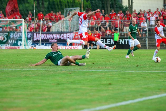 Leipzig - Ausverkauftes Derby unter hohen Sicherheitsvorkehrungen: Chemie Leipzig empfängt den Halleschen FC Die BSG Chemie Leipzig empfängt am Mittwochabend den Halleschen FC zum Mitteldeutschen Derby in der Regionalliga Nordost. Das Spiel im Alfred-Kunze-Sportpark ist mit 4.999 Zuschauern ausverkauft, der Anstoß erfolgt um 19 Uhr. Bereits vor dem Spiel werden umfangreiche Sicherheitsmaßnahmen umgesetzt, da die Begegnung als Hochsicherheitsspiel der Kategorie 1 eingestuft wurde. Die Polizeidirektion Leipzig wird dabei von Kräften der sächsischen Bereitschaftspolizei, des Polizeipräsidiums für Service und IT, Einsatzkräften aus Sachsen-Anhalt sowie der Bundespolizei unterstützt. Zudem stehen ein Sensocopter zur luftgestützten Lagebeobachtung und eine Wasserwerferstaffel bereit. Ein Schwerpunkt des Einsatzes liegt auf der konsequenten Trennung der Fanlager sowie der Sicherung der An- und Abreise. Leipzig Sachsen Deutschland *** Leipzig: Sold-Out Derby Under Tight Security Measures; Chemie Leipzig Hosts Halleschen FC On Wednesday evening, BSG Chemie Leipzig will host Halleschen FC for the Central German Derby in the Northeast Regional League. The match at Alfred Kunze Sportpark is sold out with 4,999 spectators, with kickoff scheduled for 7 p.m. Extensive security measures are already being implemented ahead of the match, as the game has been classified as a Category 1 high-security match. The Leipzig Police Department is being supported by units from the Saxon riot police, the Police Headquarters for Service and IT, response teams from Saxony-Anhalt, and the Federal Police. Additionally, a Sensocopter for aerial surveillance and a water cannon unit are on standby. A key focus of the operation is the strict separation of the fan sections as well as ensuring safe travel to and from the venue. Leipzig, Saxony, Germany Copyright: xEHLxMedia BjörnxStachx 20260805_regionalliga-chemie-hfc_36