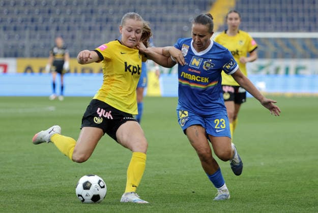 SOCCER - WCL, St.Poelten vs Bern SANKT POELTEN,AUSTRIA,05.AUG.26 - WOMEN SOCCER - UEFA Women s Champions League, qualification, SKN Sankt Poelten vs BSC YB Frauen. Image shows Noa Linn Muenger (Bern) and Fanny Vago (St.Poelten).  GEPAxpictures xWalterxLuger