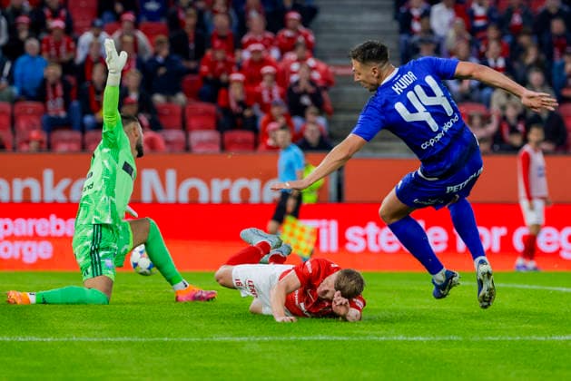 UEFA Conference Leauge 2026: Fire - Apollon Limassol Bergen 20260805. Brann s Kristian Eriksen with a shot at Apollon Limassol s goalkeeper Philipp Kühn in the UEFA Conference Leauge football match between SK Brann and Apollon Limassol at Brann Stadium. Photo: Paul S. Amundsen NTB Bergen Norway EDITORIAL USE ONLY. RESTRICTED USE FOR BETTING COMPANIES Ref:_SPOg2lqKhq2-k4.jpg *** UEFA Conference League 2026: Apollon Limassol vs. Bergen, August 5, 2026. Brann s Kristian Eriksen takes a shot at Apollon Limassol s goalkeeper Philipp Kühn during the UEFA Conference League soccer match between SK Brann and Apollon Limassol at Brann Stadium Photo by Paul S. Amundsen, NTB, Bergen, Norway. EDITORIAL USE ONLY. RESTRICTED USE FOR BETTING COMPANIES  Copyright: xPaulxS.xAmundsenx xNTBx