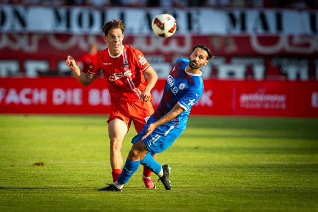 Erfurt , 050826 , Fussball Regionalliga Nordost FC Rot Weiss Erfurt gegen Tasmania Berlin im Bild: Artur Andreuchyk (Erfurt) gegen Abdukkadir Beyazit (Berlin) *** Erfurt, 08 26 2005, Soccer: Northeast Regional League—FC Rot Weiss Erfurt vs. Tasmania Berlin; Photo by Artur Andreuchyk: Erfurt vs. Abdukkadir Beyazit, Berlin