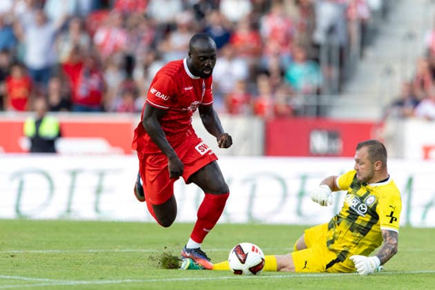 Regionalliga Nordost: FC Rot-Weiß Erfurt vs. SV Tasmania Berlin; Erfurt; 05.08.2026 .Raphael Assibey-Mensah ( 7; FC Rot-Weiß Erfurt) gegen Mateusz Daniel Mika ( 33; SV Tasmania Berlin) Regionalliga Nordost: FC Rot-Weiß Erfurt vs. SV Tasmania Berlin; Steigerwaldstadion Erfurt; 05.08.2026 *** Northeast Regional League: FC Rot Weiß Erfurt vs. SV Tasmania Berlin, Erfurt, August 5, 2026; Raphael Assibey Mensah 7 (FC Rot Weiß Erfurt) vs. Mateusz Daniel Mika 33 (SV Tasmania Berlin); Northeast Regional League: FC Rot Weiß Erfurt vs. SV Tasmania Berlin, Steigerwaldstadion, Erfurt August 5, 2026 Copyright: xBEAUTIFULxSPORTS Duehringx