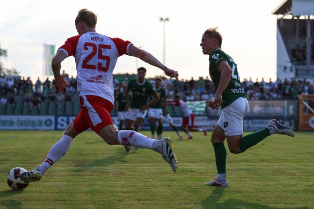 Deutschland: Regionalliga Nordost 2026 2027, 3. Spieltag, BSG Chemie Leipzig - Hallescher FC, Alfred-Kunze Sportpark (Leipzig): Lennard Becker (Hallescher FC, 25) am Ball *** Germany Regional League Northeast 2026–2027, Matchday 3, BSG Chemie Leipzig vs. Hallescher FC, Alfred Kunze Sportpark, Leipzig; Lennard Becker, Hallescher FC; 25 am Ball Copyright: xx