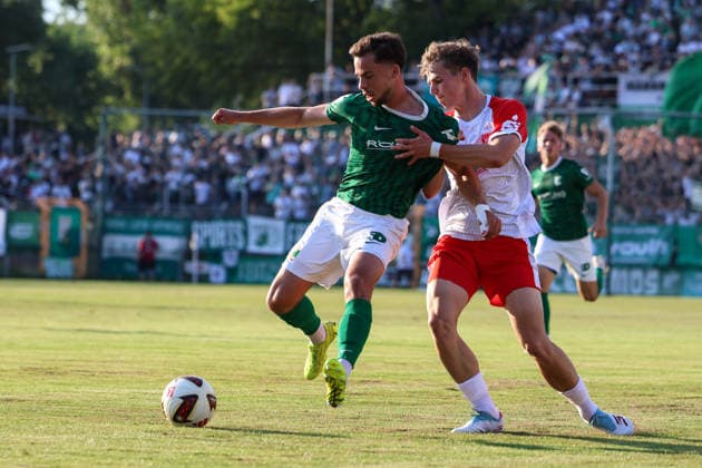 Deutschland: Regionalliga Nordost 2026 2027, 3. Spieltag, BSG Chemie Leipzig - Hallescher FC, Alfred-Kunze Sportpark (Leipzig): Zweikampf von Luis Jakobi (BSG Chemie Leipzig, 39) und Felix Langhammer (Hallescher FC, 34) *** Germany Regional League Northeast 2026–2027, Matchday 3, BSG Chemie Leipzig vs. Hallescher FC, Alfred Kunze Sportpark, Leipzig: A tackle between Luis Jakobi of BSG Chemie Leipzig (39) and Felix Langhammer of Hallescher FC (34) Copyright: xx