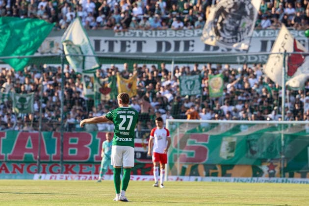 Deutschland: Regionalliga Nordost 2026 2027, 3. Spieltag, BSG Chemie Leipzig - Hallescher FC, Alfred-Kunze Sportpark (Leipzig): Rajk Lisinski (BSG Chemie Leipzig, 27) *** Germany Regional League Northeast 2026–2027, Matchday 3, BSG Chemie Leipzig vs. Hallescher FC, Alfred Kunze Sportpark, Leipzig; Rajk Lisinski, BSG Chemie Leipzig, 27 Copyright: xLucasxWalterx