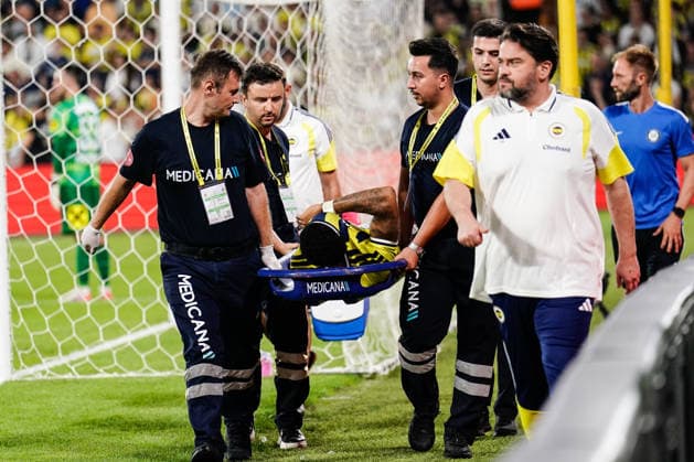 Fenerbahce SK v Sturm Graz - UEFA Champions League 2026 27 Third Qualifying Round First Leg Jayden Oosterwolde of Fenerbahce suffers a major injury during the UEFA Champions League 2026 27 third qualifying round first leg match between Fenerbahce SK and Sturm Graz at Fenerbahce Sükrü Saracoglu Spor Kompleksi on August 05, 2026 in Istanbul, Turkey. Istanbul Fenerbahce Sükrü Saracoglu Spor Kompleksi Istanbul Turkey Copyright: xxYagizxGurtugx