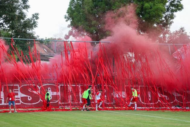 Leipzig - Ausverkauftes Derby unter hohen Sicherheitsvorkehrungen: Chemie Leipzig empfängt den Halleschen FC Die BSG Chemie Leipzig empfängt am Mittwochabend den Halleschen FC zum Mitteldeutschen Derby in der Regionalliga Nordost. Das Spiel im Alfred-Kunze-Sportpark ist mit 4.999 Zuschauern ausverkauft, der Anstoß erfolgt um 19 Uhr. Bereits vor dem Spiel werden umfangreiche Sicherheitsmaßnahmen umgesetzt, da die Begegnung als Hochsicherheitsspiel der Kategorie 1 eingestuft wurde. Die Polizeidirektion Leipzig wird dabei von Kräften der sächsischen Bereitschaftspolizei, des Polizeipräsidiums für Service und IT, Einsatzkräften aus Sachsen-Anhalt sowie der Bundespolizei unterstützt. Zudem stehen ein Sensocopter zur luftgestützten Lagebeobachtung und eine Wasserwerferstaffel bereit. Ein Schwerpunkt des Einsatzes liegt auf der konsequenten Trennung der Fanlager sowie der Sicherung der An- und Abreise. Leipzig Sachsen Deutschland *** Leipzig: Sold-Out Derby Under Strict Security Measures; Chemie Leipzig Hosts Halleschen FC On Wednesday evening, BSG Chemie Leipzig will host Halleschen FC for the Central German Derby in the Northeast Regional League. The match at Alfred Kunze Sportpark is sold out with 4,999 spectators, with kickoff scheduled for 7 p.m. Extensive security measures are already being implemented ahead of the game, as the match has been classified as a Category 1 high-security game. The Leipzig Police Department is being supported by units from the Saxon riot police, the Police Headquarters for Service and IT, response teams from Saxony-Anhalt, and the Federal Police. Additionally, a Sensocopter for aerial surveillance and a water cannon unit are on standby. A key focus of the operation is the strict separation of the fan sections as well as ensuring safe travel to and from the venue. Leipzig, Saxony, Germany Copyright: xEHLxMedia BjörnxStachx 20260805_regionalliga-chemie-hfc_41