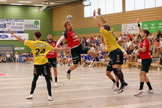 05.08.2026, xovx, Handball Lindencup, Pfadi Winterthur - HSC 2000 Coburg v.l. Sven Wesseling (HSC Coburg), Lionel Mirdita (Pfadi Winterthur), Daniel Parkhomenko (Pfadi Winterthur), Bartlomiej Bis (HSC Coburg), Tim Rellstab (Pfadi Winterthur) Linden Stadthalle Hessen Deutschland (DE) *** August 5, 2026, xovx, Lindencup Handball, Pfadi Winterthur vs. HSC 2000 Coburg; from left: Sven Wesseling (HSC Coburg), Lionel Mirdita (Pfadi Winterthur), Daniel Parkhomenko (Pfadi Winterthur), Bartlomiej Bis (HSC Coburg), Tim Rellstab (Pfadi Winterthur); Linden Stadthalle, Hesse, Germany, DE