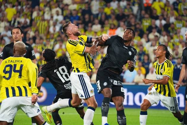 ISTANBUL, TURKEY - AUGUST 5: Milan Skriniar (L) of Fenerbahce SK and Jeyland Mitchell of Sturm Graz during the UEFA Champions League 2026 27 third qualifying round first leg match between Fenerbahce SK and Sturm Graz at Fenerbahce Sükrü Saracoglu Spor Kompleksi on August 5, 2026 in Istanbul, Turkey. Istanbul Turkey Copyright: xSeskimphotox FBahce-SturmGraz-050826 (49)