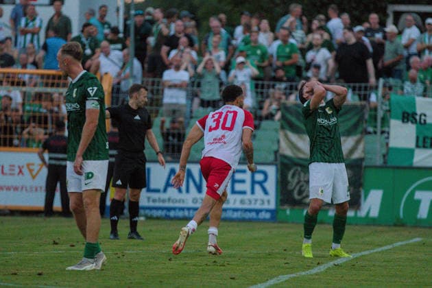 05.08.2026 Fußball Herren 2026 2027 Regionalliga Nordost 3. Spieltag BSG Chemie Leipzig - Hallescher FC Alfred-Kunze-Sportpark Leipzig Jubel beim HFC, Trauer bei Chemie nach dem Führungstreffer. Leipzig Sachsen Deutschland *** August 5, 2026 Men s Soccer 2026–2027 Northeast Regional League, Matchday 3: BSG Chemie Leipzig vs. Hallescher FC at Alfred Kunze Sportpark in Leipzig. Jubilation at HFC, disappointment at Chemie after the opening goal. Leipzig, Saxony, Germany