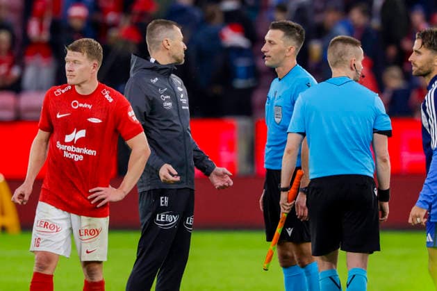 UEFA Conference Leauge 2026: Brann - Apollon Limassol Bergen 20260805. Branns trener Eirik Horneland snakker med dommer Damian Kos etter UEFA Conference Leauge-kampen i fotball mellom SK Brann og Apollon Limassol pa Brann stadion. Foto: Paul S. Amundsen NTB Bergen Norge EDITORIAL USE ONLY. RESTRICTED USE FOR BETTING COMPANIES Ref:_SPO2o2y3JAah8A.jpg *** UEFA Conference League 2026 Brann Apollon Limassol Bergen 20260805 Brann coach Eirik Horneland talks with referee Damian Kos after the UEFA Conference League soccer match between SK Brann and Apollon Limassol at Brann Stadium. Photo: Paul S Amundsen, NTB, Bergen, Norway. EDITORIAL USE ONLY. RESTRICTED USE FOR BETTING COMPANIES.  Copyright: xPaulxS.xAmundsenx xNTBx