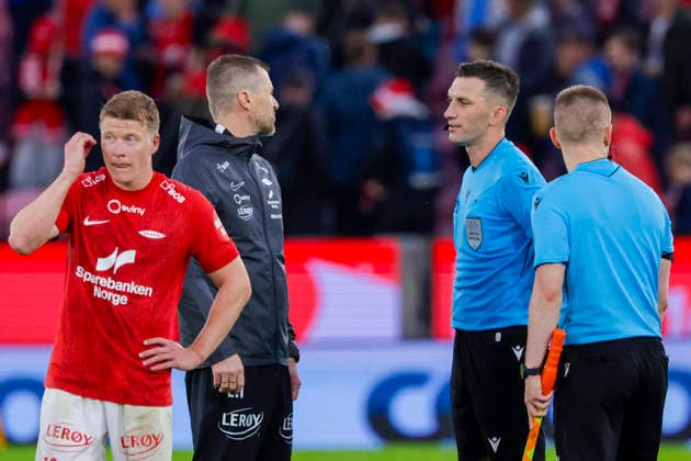 UEFA Conference Leauge 2026: Brann - Apollon Limassol Bergen 20260805. Branns trener Eirik Horneland snakker med dommer Damian Kos etter UEFA Conference Leauge-kampen i fotball mellom SK Brann og Apollon Limassol pa Brann stadion. Foto: Paul S. Amundsen NTB Bergen Norge EDITORIAL USE ONLY. RESTRICTED USE FOR BETTING COMPANIES Ref:_SPO6IYIAXiUGPc.jpg *** UEFA Conference League 2026 Brann Apollon Limassol Bergen 20260805 Brann coach Eirik Horneland speaks with referee Damian Kos after the UEFA Conference League soccer match between SK Brann and Apollon Limassol at Brann Stadium. Photo: Paul S Amundsen, NTB, Bergen, Norway. EDITORIAL USE ONLY. RESTRICTED USE FOR BETTING COMPANIES.  Copyright: xPaulxS.xAmundsenx xNTBx