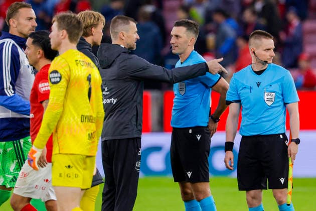 UEFA Conference Leauge 2026: Brann - Apollon Limassol Bergen 20260805. Branns trener Eirik Horneland snakker med dommer Damian Kos etter UEFA Conference Leauge-kampen i fotball mellom SK Brann og Apollon Limassol pa Brann stadion. Foto: Paul S. Amundsen NTB Bergen Norge EDITORIAL USE ONLY. RESTRICTED USE FOR BETTING COMPANIES Ref:_SPOZq44W5HK4Q0.jpg *** UEFA Conference League 2026 Brann Apollon Limassol Bergen 20260805 Brann coach Eirik Horneland speaks with referee Damian Kos after the UEFA Conference League soccer match between SK Brann and Apollon Limassol at Brann Stadium. Photo: Paul S Amundsen, NTB, Bergen, Norway. EDITORIAL USE ONLY. RESTRICTED USE FOR BETTING COMPANIES  Copyright: xPaulxS.xAmundsenx xNTBx