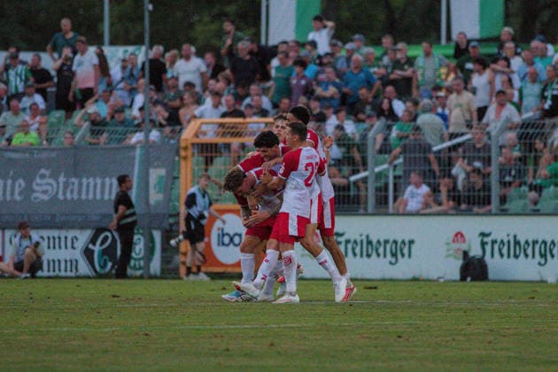 05.08.2026 Fußball Herren 2026 2027 Regionalliga Nordost 3. Spieltag BSG Chemie Leipzig - Hallescher FC Alfred-Kunze-Sportpark Leipzig Jubel über das 0:1 beim HFC. Leipzig Sachsen Deutschland *** August 5, 2026 Men s Soccer 2026–2027 Northeast Regional League, Matchday 3: BSG Chemie Leipzig vs. Hallescher FC at Alfred Kunze Sportpark in Leipzig. Celebrations after the 0–1 victory over HFC Leipzig. Saxony, Germany
