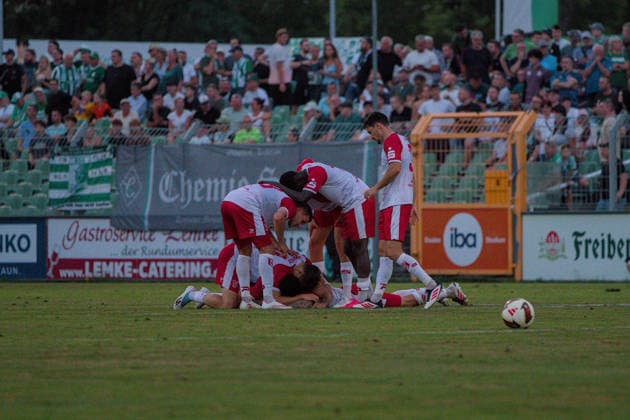 05.08.2026 Fußball Herren 2026 2027 Regionalliga Nordost 3. Spieltag BSG Chemie Leipzig - Hallescher FC Alfred-Kunze-Sportpark Leipzig Jubel über das 0:1 beim HFC. Leipzig Sachsen Deutschland *** August 5, 2026 Men s Soccer 2026–2027 Northeast Regional League, Matchday 3: BSG Chemie Leipzig vs. Hallescher FC at Alfred Kunze Sportpark in Leipzig. Celebrations after the 0–1 victory over HFC Leipzig. Saxony, Germany