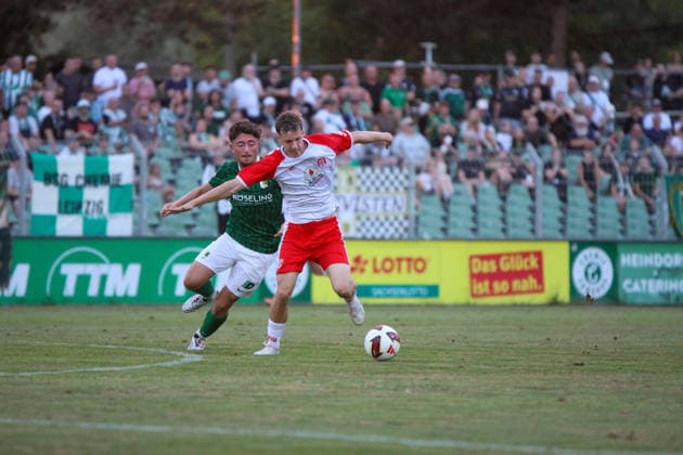 Leipzig - Ausverkauftes Derby unter hohen Sicherheitsvorkehrungen: Chemie Leipzig empfängt den Halleschen FC Die BSG Chemie Leipzig empfängt am Mittwochabend den Halleschen FC zum Mitteldeutschen Derby in der Regionalliga Nordost. Das Spiel im Alfred-Kunze-Sportpark ist mit 4.999 Zuschauern ausverkauft, der Anstoß erfolgt um 19 Uhr. Bereits vor dem Spiel werden umfangreiche Sicherheitsmaßnahmen umgesetzt, da die Begegnung als Hochsicherheitsspiel der Kategorie 1 eingestuft wurde. Die Polizeidirektion Leipzig wird dabei von Kräften der sächsischen Bereitschaftspolizei, des Polizeipräsidiums für Service und IT, Einsatzkräften aus Sachsen-Anhalt sowie der Bundespolizei unterstützt. Zudem stehen ein Sensocopter zur luftgestützten Lagebeobachtung und eine Wasserwerferstaffel bereit. Ein Schwerpunkt des Einsatzes liegt auf der konsequenten Trennung der Fanlager sowie der Sicherung der An- und Abreise. Leipzig Sachsen Deutschland *** Leipzig: Sold-Out Derby Under Strict Security Measures; Chemie Leipzig Hosts Halleschen FC On Wednesday evening, BSG Chemie Leipzig will host Halleschen FC for the Central German Derby in the Northeast Regional League. The match at Alfred Kunze Sportpark is sold out with 4,999 spectators, with kickoff scheduled for 7 p.m. Extensive security measures are already being implemented ahead of the match, as the game has been classified as a Category 1 high-security match. The Leipzig Police Department is being supported by units from the Saxon riot police, the Police Headquarters for Service and IT, response teams from Saxony-Anhalt, and the Federal Police. Additionally, a Sensocopter for aerial surveillance and a water cannon unit are on standby. A key focus of the operation is the strict separation of the fan sections as well as ensuring safe travel to and from the venue. Leipzig, Saxony, Germany Copyright: xEHLxMedia BjörnxStachx 20260805_regionalliga-chemie-hfc_56