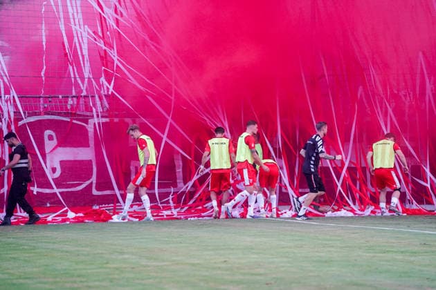 Einwechselspieler des Halleschen FC beseitigen die Pyro und Fahnen des Halleschen Fanblocks BSG Chemie Leipzig vs. Hallescher FC, Fussball, Regionalliga Nordost, 3. Spieltag, Saison 2026 2027, 05.08.2026 BSG Chemie Leipzig vs. Hallescher FC, Fussball, Regionalliga Nordost, 3. Spieltag, Saison 2026 2027, 05.08.2026 Leipzig *** Substitutes from Hallescher FC remove the pyrotechnics and flags from the Hallescher fan section. BSG Chemie Leipzig vs. Hallescher FC, Soccer, Northeast Regional League, Matchday 3, 2026–2027 Season, August 5, 2026 BSG Chemie Leipzig vs. Hallescher FC, soccer, Northeast Regional League, Matchday 3, 2026–2027 season, August 5, 2026 Leipzig Copyright: xEibner-Pressefoto PiaxSchindlerx EP_PSR