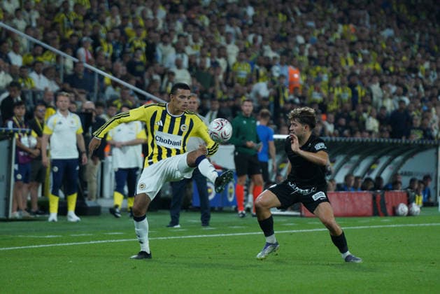 August 5, 2026, Kadikoy, Istanbul, Turkey: Mason Greenwood (L) of Fenerbahce in action during the UEFA Champions League third qualifying round match between Fenerbahce and Sturm Graz at the Chobani Stadium, Fenerbahce Sukru Saracoglu Sports Complex in Istanbul, Turkey, on August 5, 2026. UEFA Champions League Third Qualifying Round: Fenerbahce Vs Sturm Graz  - ZUMAu194 20260805_zip_u194_006 Copyright: xTolgaxUluturkx