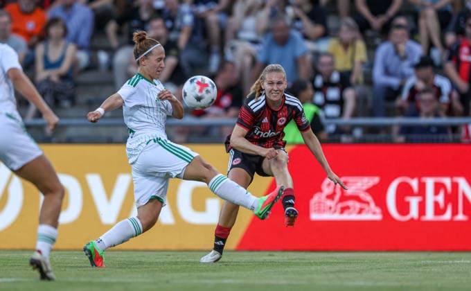 GER, Frankfurt, Eintracht Frankfurt vs AC Omonia Nikosia, UEFA Womens Champions League, Fussball, UEFA, Spielzeit 2026 2027, Stadion am Brentanobad, Qualifikation, Halbfinale im Bild: Flanke von Jarne Teulings (Eintracht Frankfurt Frauen 9) DFB DFL REGULATIONS PROHIBIT ANY USE OF PHOTOGRAPHS AS IMAGE SEQUENCES AND OR QUASI-VIDEO, 05.08.2026 *** GER, Frankfurt, Eintracht Frankfurt vs. AC Omonia Nicosia, UEFA Women s Champions League, Soccer, UEFA, 2026–2027 Season, Stadion am Brentanobad, Qualifying Round, Semifinal: Photo of a cross by Jarne Teulings, Eintracht Frankfurt Women 9. DFB and DFL regulations prohibit any use of photographs as image sequences and or quasi-video. August 5, 2026 Copyright: HMBxMedia HendrikxHamelau