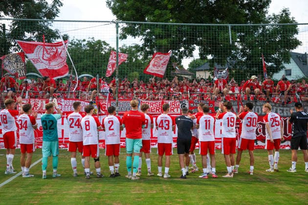 Leipzig - Ausverkauftes Derby unter hohen Sicherheitsvorkehrungen: Chemie Leipzig empfängt den Halleschen FC Die BSG Chemie Leipzig empfängt am Mittwochabend den Halleschen FC zum Mitteldeutschen Derby in der Regionalliga Nordost. Das Spiel im Alfred-Kunze-Sportpark ist mit 4.999 Zuschauern ausverkauft, der Anstoß erfolgt um 19 Uhr. Bereits vor dem Spiel werden umfangreiche Sicherheitsmaßnahmen umgesetzt, da die Begegnung als Hochsicherheitsspiel der Kategorie 1 eingestuft wurde. Die Polizeidirektion Leipzig wird dabei von Kräften der sächsischen Bereitschaftspolizei, des Polizeipräsidiums für Service und IT, Einsatzkräften aus Sachsen-Anhalt sowie der Bundespolizei unterstützt. Zudem stehen ein Sensocopter zur luftgestützten Lagebeobachtung und eine Wasserwerferstaffel bereit. Ein Schwerpunkt des Einsatzes liegt auf der konsequenten Trennung der Fanlager sowie der Sicherung der An- und Abreise. Die Stadt Leipzig hat für den Bereich rund um den Alfred-Kunze-Sportpark eine Allgemeinverfügung erlassen. Diese untersagt unter anderem das Mitführen von pyrotechnischen Gegenständen, Vermummungsutensilien, Waffen und weiteren gefährlichen Gegenständen. Während der Anreise ist insbesondere in den Stadtteilen Leutzsch, Wahren und Böhlitz-Ehrenberg mit Verkehrsbeeinträchtigungen zu rechnen. Sportlich richtet sich der Fokus unter anderem auf Stanley Ratifos, der vor der Saison von der BSG Chemie Leipzig zum Halleschen FC wechselte und dessen Transfer im Vorfeld der Partie für zahlreiche Diskussionen im Umfeld beider Vereine sorgte. EHL Media begleitet das Derby mit aktuellem Bildmaterial aus dem Stadion sowie dem Umfeld des Polizeieinsatzes. Leipzig Sachsen Deutschland *** Leipzig: Sold-Out Derby Under Strict Security Measures; Chemie Leipzig Hosts Halleschen FC On Wednesday evening, BSG Chemie Leipzig will host Halleschen FC for the Central German Derby in the Northeast Regional League. The match at Alfred Kunze Sportpark is sold out with 4,999 spectators, with kickoff scheduled for 7 p.m. Extensive security measures are already being implemented ahead of the match, as the game has been classified as a Category 1 high-security match. The Leipzig Police Department is being supported by units from the Saxon riot police, the Police Headquarters for Service and IT, response teams from Saxony-Anhalt, and the Federal Police. In addition, a Sensocopter for aerial surveillance and a water cannon unit are on standby. A key focus of the operation is the strict separation of the fan groups as well as ensuring safe travel to and from the venue. The City of Leipzig has issued a general order for the area surrounding the Alfred Kunze Sports Park. Among other things, this prohibits the carrying of pyrotechnic devices, face-concealing items, weapons, and other dangerous objects. During the journey to the venue, traffic disruptions are expected particularly in the neighborhoods of Leutzsch, Wahren, and Böhlitz-Ehrenberg. On the sporting side, attention is focused, among others, on Stanley Ratifos, who transferred from BSG Chemie Leipzig to Halleschen FC before the season and whose move sparked numerous discussions within the fan bases of both clubs in the run-up to the match. EHL Media will cover the derby with live footage from the stadium and the surrounding area where police operations are taking place. Leipzig, Saxony, Germany Copyright: xEHLxMedia BjörnxStachx 20260805_regionalliga-chemie-hfc_65