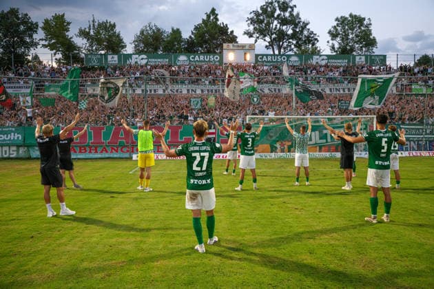 Leipzig - Ausverkauftes Derby unter hohen Sicherheitsvorkehrungen: Chemie Leipzig empfängt den Halleschen FC Die BSG Chemie Leipzig empfängt am Mittwochabend den Halleschen FC zum Mitteldeutschen Derby in der Regionalliga Nordost. Das Spiel im Alfred-Kunze-Sportpark ist mit 4.999 Zuschauern ausverkauft, der Anstoß erfolgt um 19 Uhr. Bereits vor dem Spiel werden umfangreiche Sicherheitsmaßnahmen umgesetzt, da die Begegnung als Hochsicherheitsspiel der Kategorie 1 eingestuft wurde. Die Polizeidirektion Leipzig wird dabei von Kräften der sächsischen Bereitschaftspolizei, des Polizeipräsidiums für Service und IT, Einsatzkräften aus Sachsen-Anhalt sowie der Bundespolizei unterstützt. Zudem stehen ein Sensocopter zur luftgestützten Lagebeobachtung und eine Wasserwerferstaffel bereit. Ein Schwerpunkt des Einsatzes liegt auf der konsequenten Trennung der Fanlager sowie der Sicherung der An- und Abreise. Die Stadt Leipzig hat für den Bereich rund um den Alfred-Kunze-Sportpark eine Allgemeinverfügung erlassen. Diese untersagt unter anderem das Mitführen von pyrotechnischen Gegenständen, Vermummungsutensilien, Waffen und weiteren gefährlichen Gegenständen. Während der Anreise ist insbesondere in den Stadtteilen Leutzsch, Wahren und Böhlitz-Ehrenberg mit Verkehrsbeeinträchtigungen zu rechnen. Sportlich richtet sich der Fokus unter anderem auf Stanley Ratifos, der vor der Saison von der BSG Chemie Leipzig zum Halleschen FC wechselte und dessen Transfer im Vorfeld der Partie für zahlreiche Diskussionen im Umfeld beider Vereine sorgte. EHL Media begleitet das Derby mit aktuellem Bildmaterial aus dem Stadion sowie dem Umfeld des Polizeieinsatzes. Leipzig Sachsen Deutschland *** Leipzig: Sold-Out Derby Under Strict Security Measures; Chemie Leipzig Hosts Halleschen FC On Wednesday evening, BSG Chemie Leipzig will host Halleschen FC for the Central German Derby in the Northeast Regional League. The match at Alfred Kunze Sportpark is sold out with 4,999 spectators, with kickoff scheduled for 7 p.m. Extensive security measures are already being implemented ahead of the match, as the game has been classified as a Category 1 high-security match. The Leipzig Police Department is being supported by units from the Saxon riot police, the Police Headquarters for Service and IT, response teams from Saxony-Anhalt, and the Federal Police. In addition, a Sensocopter for aerial surveillance and a water cannon unit are on standby. A key focus of the operation is the strict separation of the fan groups as well as ensuring safe travel to and from the venue. The City of Leipzig has issued a general order for the area surrounding the Alfred Kunze Sports Park. Among other things, this prohibits the carrying of pyrotechnic devices, face-concealing items, weapons, and other dangerous objects. During the journey to the venue, traffic disruptions are expected particularly in the neighborhoods of Leutzsch, Wahren, and Böhlitz-Ehrenberg. On the sporting side, attention is focused, among others, on Stanley Ratifos, who transferred from BSG Chemie Leipzig to Halleschen FC before the season and whose move sparked numerous discussions within the fan bases of both clubs in the run-up to the match. EHL Media will cover the derby with live footage from the stadium and the surrounding area where police operations are taking place. Leipzig, Saxony, Germany Copyright: xEHLxMedia BjörnxStachx 20260805_regionalliga-chemie-hfc_71