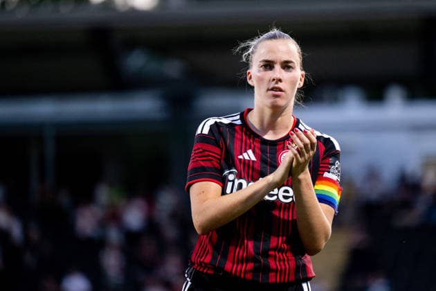 05.08.2026, GER, Fussball, Frauen, UEFA Womens Champions League, Saison 2026 2027, Qualifikationsturnier, Halbfinale, Eintracht Frankfurt vs Omonia Nikosia Laura Freigang ( Eintracht Frankfurt, 10 ) freut sich über den Sieg und bedankt sich bei den Fans, Frankfurt am Main Stadion am Brentanobad Hessen Deutschland *** August 5, 2026, GER, Soccer, Women s, UEFA Women s Champions League, 2026–2027 Season, Qualifying Tournament, Semifinals, Eintracht Frankfurt vs. Omonia Nicosia; Laura Freigang of Eintracht Frankfurt, No. 10, celebrates the victory and thanks the fans; Frankfurt am Main, Brentanobad Stadium, Hesse, Germany Copyright: xNordphoto Memmlerx