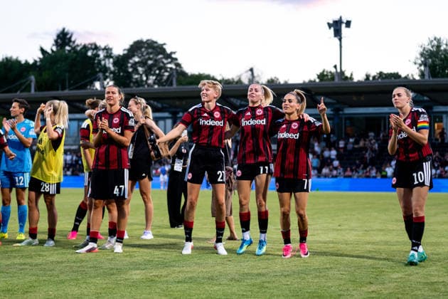 05.08.2026, GER, Fussball, Frauen, UEFA Womens Champions League, Saison 2026 2027, Qualifikationsturnier, Halbfinale, Eintracht Frankfurt vs Omonia Nikosia Larissa Mühlhaus ( Eintracht Frankfurt, 47 ), Paulina Krumbiegel ( Eintracht Frankfurt, 27 ), Nina Lührßen ( Eintracht Frankfurt, 11 ), Ereleta Memeti ( Eintracht Frankfurt, 07 ), Laura Freigang ( Eintracht Frankfurt, 10 ) jubeln über den Sieg und bedanken sich bei den Fans, Frankfurt am Main Stadion am Brentanobad Hessen Deutschland *** August 5, 2026, GER, Soccer, Women s, UEFA Women s Champions League, 2026–2027 Season, Qualifying Tournament, Semifinals, Eintracht Frankfurt vs. Omonia Nicosia Larissa Mühlhaus, Eintracht Frankfurt, 47, Paulina Krumbiegel, Eintracht Frankfurt, 27, Nina Lührßen, Eintracht Frankfurt, 11, Ereleta Memeti, Eintracht Frankfurt, 07, Laura Freigang (Eintracht Frankfurt, 10) celebrate the victory and thank the fans, Frankfurt am Main, Stadion am Brentanobad, Hesse, Germany Copyright: xNordphoto Memmlerx