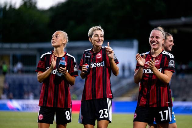05.08.2026, GER, Fussball, Frauen, UEFA Womens Champions League, Saison 2026 2027, Qualifikationsturnier, Halbfinale, Eintracht Frankfurt vs Omonia Nikosia Hanna Bennison ( Eintracht Frankfurt, 08 ), Sara Doorsoun ( Eintracht Frankfurt, 23 ), Pia-Sophie Wolter ( Eintracht Frankfurt, 17 ) jubeln über den Sieg und bedanken sich bei den Fans, Frankfurt am Main Stadion am Brentanobad Hessen Deutschland *** August 5, 2026, GER, Soccer, Women s, UEFA Women s Champions League, 2026–2027 Season, Qualifying Tournament, Semifinals, Eintracht Frankfurt vs. Omonia Nicosia, Hanna Bennison (Eintracht Frankfurt), 08, Sara Doorsoun (Eintracht Frankfurt), 23, Pia Sophie Wolter (Eintracht Frankfurt), 17, celebrate the victory and thank the fans, Frankfurt am Main, Brentanobad Stadium, Hesse, Germany Copyright: xNordphoto Memmlerx
