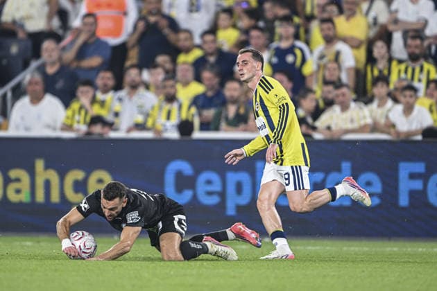 Fenerbahce v Sturm Graz - UEFA Champions League ISTANBUL, TURKIYE - AUGUST 5: Kerem Akturkoglu (9) of in action against Jurgen Heil (L) of Sturm Graz during UEFA Champions League third qualifying round the first leg match between Fenerbahce and Sturm Graz at Chobani Stadium in Istanbul, Turkiye on August 5, 2026. Fatma Nur Arslan Anadolu Istanbul Turkey. Editorial use only. Please get in touch for any other usage.  Copyright: x2026xAnadoluxFatmaxNurxArslanx