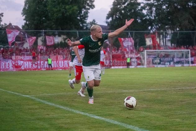 David Pfeil (BSG Chemie Leipzig, 13) zeigt eine engagierte Leistung BSG Chemie Leipzig vs. Hallescher FC, Fussball, Regionalliga Nordost, 3. Spieltag, Saison 2026 2027, 05.08.2026 BSG Chemie Leipzig vs. Hallescher FC, Fussball, Regionalliga Nordost, 3. Spieltag, Saison 2026 2027, 05.08.2026 Leipzig *** David Pfeil of BSG Chemie Leipzig, No. 13, puts in a dedicated performance. BSG Chemie Leipzig vs. Hallescher FC, Soccer, Northeast Regional League, Matchday 3, 2026–2027 Season, August 5, 2026 BSG Chemie Leipzig vs. Hallescher FC, Soccer, Northeast Regional League, Matchday 3, 2026–2027 season, August 5, 2026, Leipzig Copyright: xEibner-Pressefoto PiaxSchindlerx EP_PSR