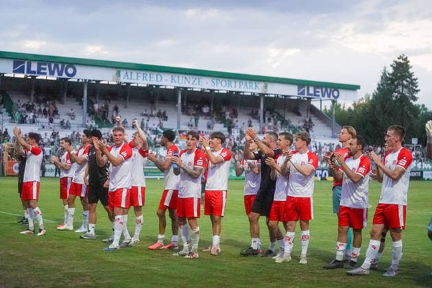 Der Hallesche FC feiert seinen 1:0-Sieg vor den mitgereisten Fans BSG Chemie Leipzig vs. Hallescher FC, Fussball, Regionalliga Nordost, 3. Spieltag, Saison 2026 2027, 05.08.2026 BSG Chemie Leipzig vs. Hallescher FC, Fussball, Regionalliga Nordost, 3. Spieltag, Saison 2026 2027, 05.08.2026 Leipzig *** Hallescher FC celebrates its 1–0 victory in front of its traveling fans. BSG Chemie Leipzig vs. Hallescher FC, Soccer, Northeast Regional League, Matchday 3, 2026–2027 Season, August 5, 2026 BSG Chemie Leipzig vs. Hallescher FC, Soccer, Northeast Regional League, Matchday 3, 2026–2027 Season, August 5, 2026 Leipzig Copyright: xEibner-Pressefoto PiaxSchindlerx EP_PSR