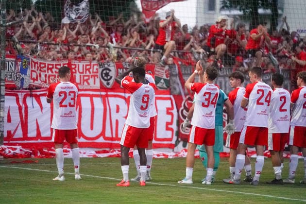 Das Team des HFC feiert seinen 1:0-Sieg vor den mitgereisten Fans BSG Chemie Leipzig vs. Hallescher FC, Fussball, Regionalliga Nordost, 3. Spieltag, Saison 2026 2027, 05.08.2026 BSG Chemie Leipzig vs. Hallescher FC, Fussball, Regionalliga Nordost, 3. Spieltag, Saison 2026 2027, 05.08.2026 Leipzig *** The HFC team celebrates its 1–0 victory in front of the fans who traveled with them. BSG Chemie Leipzig vs. Hallescher FC, Soccer, Northeast Regional League, Matchday 3, 2026–2027 Season, August 5, 2026 BSG Chemie Leipzig vs. Hallescher FC, Soccer, Northeast Regional League, Matchday 3, 2026–2027 Season, August 5, 2026 Leipzig Copyright: xEibner-Pressefoto PiaxSchindlerx EP_PSR