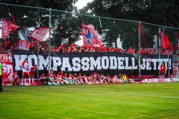 Das Team des HFC setzt sich fuer das sogenannte Kompassmodell zum Aufstieg von der 4. in die 3. Liga ein BSG Chemie Leipzig vs. Hallescher FC, Fussball, Regionalliga Nordost, 3. Spieltag, Saison 2026 2027, 05.08.2026 BSG Chemie Leipzig vs. Hallescher FC, Fussball, Regionalliga Nordost, 3. Spieltag, Saison 2026 2027, 05.08.2026 Leipzig *** The HFC team is advocating for the so-called Compass Model to move up from the 4th to the 3rd division. BSG Chemie Leipzig vs. Hallescher FC, Soccer, Northeast Regional League, Matchday 3, 2026–2027 Season, August 5, 2026 BSG Chemie Leipzig vs. Hallescher FC, Soccer, Northeast Regional League, Matchday 3, 2026–2027 Season, August 5, 2026, Leipzig Copyright: xEibner-Pressefoto PiaxSchindlerx EP_PSR
