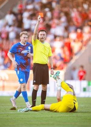 FUSSBALL REGIONALLIGA NORDOST - SAISON 2026-2027 - 3. SPIELTAG FC ROT WEISS ERFURT - SV TASMANIA BERLIN ** NUR FÜR REDAKTIONELLE ZWECKE ** EDITORIAL USE ONLY **<p>05 08 2026-Erfurt: Fussball Regionalliga Nordost 3. Spieltag Saison 2026-2027 Steigerwaldstadion FC Rot Weiss Erfurt - SV Tasmania Berlin im Foto: Raphael Assibey-Mensah 7 (FC Rot Weiss Erfurt) fällt nach einem Zeikampf mit Torhüter Mateusz Mika 33 (SV Tasmania Berlin) zu Boden. Torhüter Mateusz Mika 33 (SV Tasmania Berlin) bekommt danach die Rote Karte. ( Deutschland Thueringen Erfurt Copyright: SaschaxFromm *** SOCCER REGIONAL LEAGUE NORTHEAST 2026–2027 SEASON, MATCHDAY 3: FC ROT WEISS ERFURT VS. SV TASMANIA BERLIN ** FOR EDITORIAL PURPOSES ONLY ** EDITORIAL USE ONLY ** August 5, 2026 Erfurt Soccer Northeast Regional League Matchday 3, 2026–2027 Season, Steigerwaldstadion: FC Rot Weiss Erfurt vs. SV Tasmania Berlin. In the photo: Raphael Assibey Mensah (7) of FC Rot Weiss Erfurt goes down after a tussle with goalkeeperMateusz Mika, 33, of SV Tasmania Berlin, and is subsequently shown the red card. Germany, Thuringia, Erfurt. Copyright SaschaxFromm Copyright: SaschaxFromm doc8714emt7jp2q9f1ip6q ,EDITORIAL USE ONLY