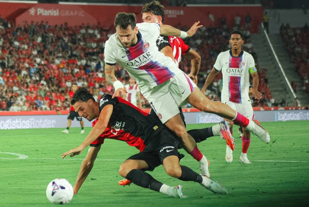 ESP: RCD Mallorca v PSG Trofeu Ciutat de Palma Pre Season 2026 2027 Khvicha Kvaratskhelia of PSG is defended by Martin Valjent of RCD Mallorca during Trofeu Ciutat de Palma Pre Season match between RCD Mallorca and PSG played at Estadio Son Moix, Palma de Mallorca on August 05, 2026. Palma de Mallorca, Spain. Mallorca Spain Football *** ESP RCD Mallorca vs. PSG, Trofeu Ciutat de Palma, 2026–2027 Preseason. Khvicha Kvaratskhelia of PSG is marked by Martin Valjent of RCD Mallorca during the Trofeu Ciutat de Palma preseason match between RCD Mallorca and PSG played at Estadio Son Moix, Palma de Mallorca on August 5, 2026 Palma de Mallorca, Spain Mallorca Spain Soccer Copyright: xGutix