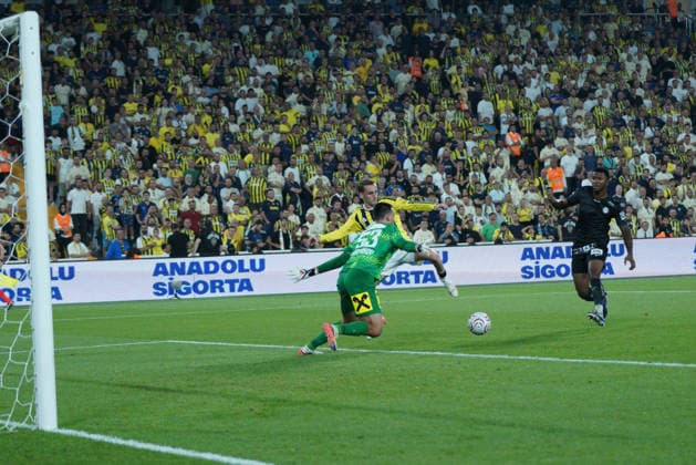 August 5, 2026, Kadikoy, Istanbul, Turkey: Kerem Akturkoglu (back) of Fenerbahce in action against Daniil Khudykov (front) of Sturm Graz during the UEFA Champions League third qualifying round match between Fenerbahce and Sturm Graz at the Chobani Stadium, Fenerbahce Sukru Saracoglu Sports Complex in Istanbul, Turkey, on August 5, 2026. Kadikoy Turkey - ZUMAu194 20260805_zip_u194_011 Copyright: xTolgaxUluturkx