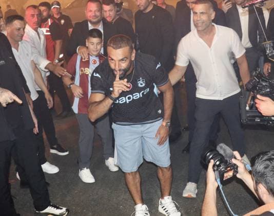 Egyptian footballer Mohamed Salah arrives in Trabzon, Turkiye TRABZON, TURKIYE - AUGUST 5: Trabzonspor supporters welcome Egyptian footballer Mohamed Salah (center) with flares and chants upon his arrival at Trabzon Airport in Trabzon, Turkiye, on August 5, 2026. Salah led the fans in the club s traditional three-count chant before leaving the airport. Seyit Ahmet Eksik Anadolu Trabzon Turkey. Editorial use only. Please get in touch for any other usage.  Copyright: x2026xAnadoluxSeyitxAhmetxEksikx